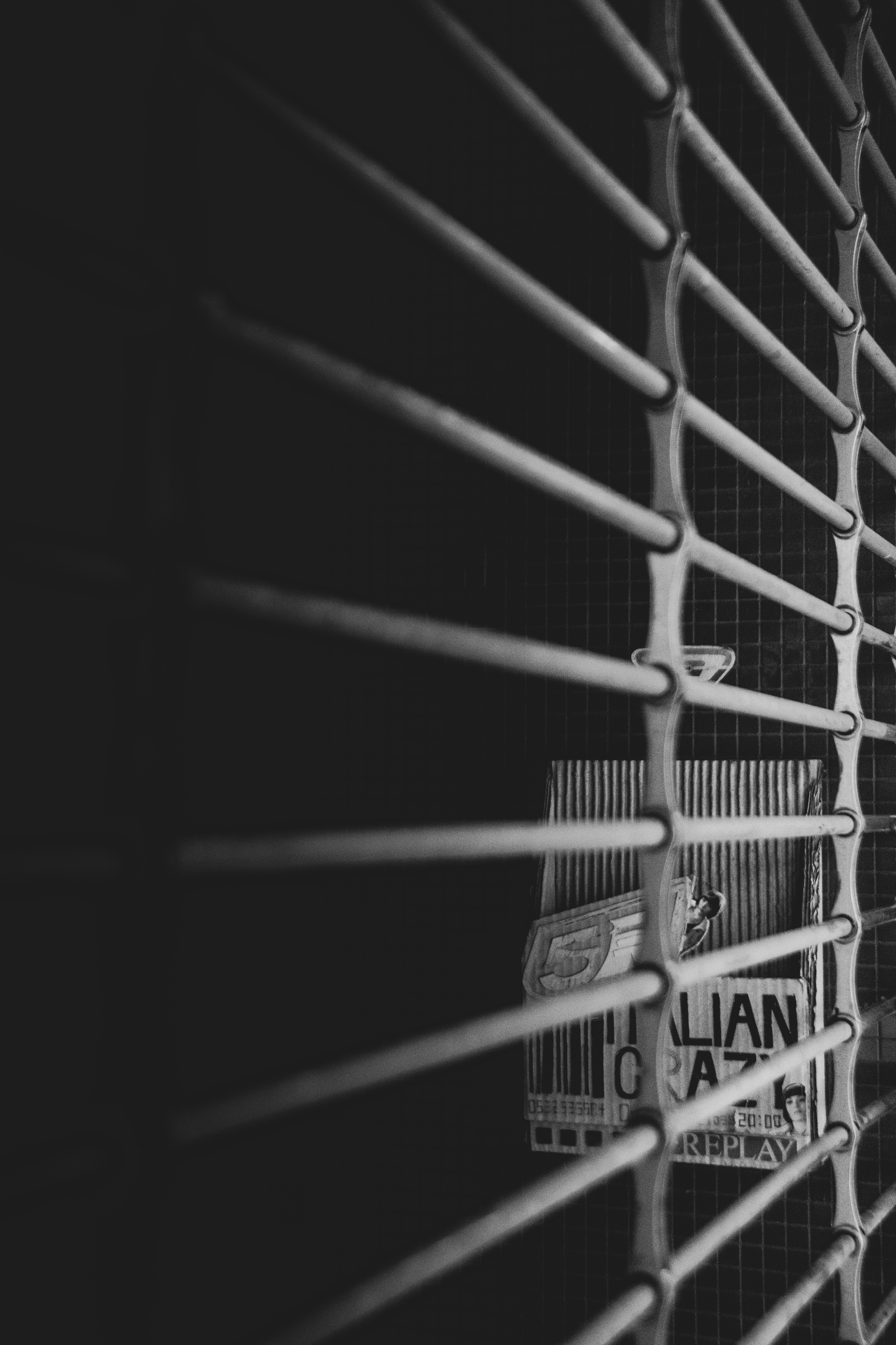 格隙_Whispers Through the Grid